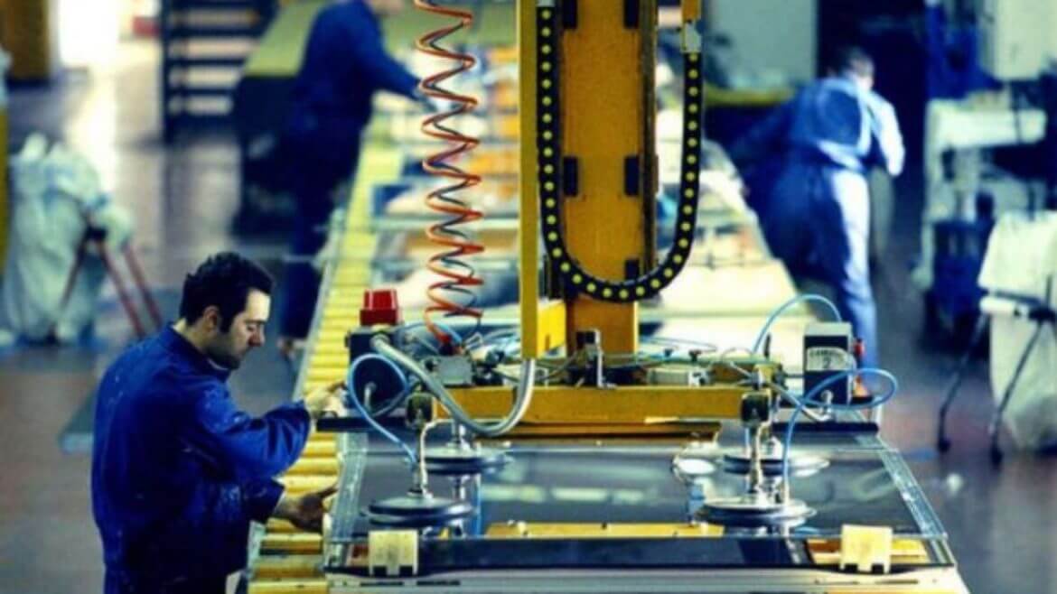 Industria Operai al lavoro in fabbrica con macchinari