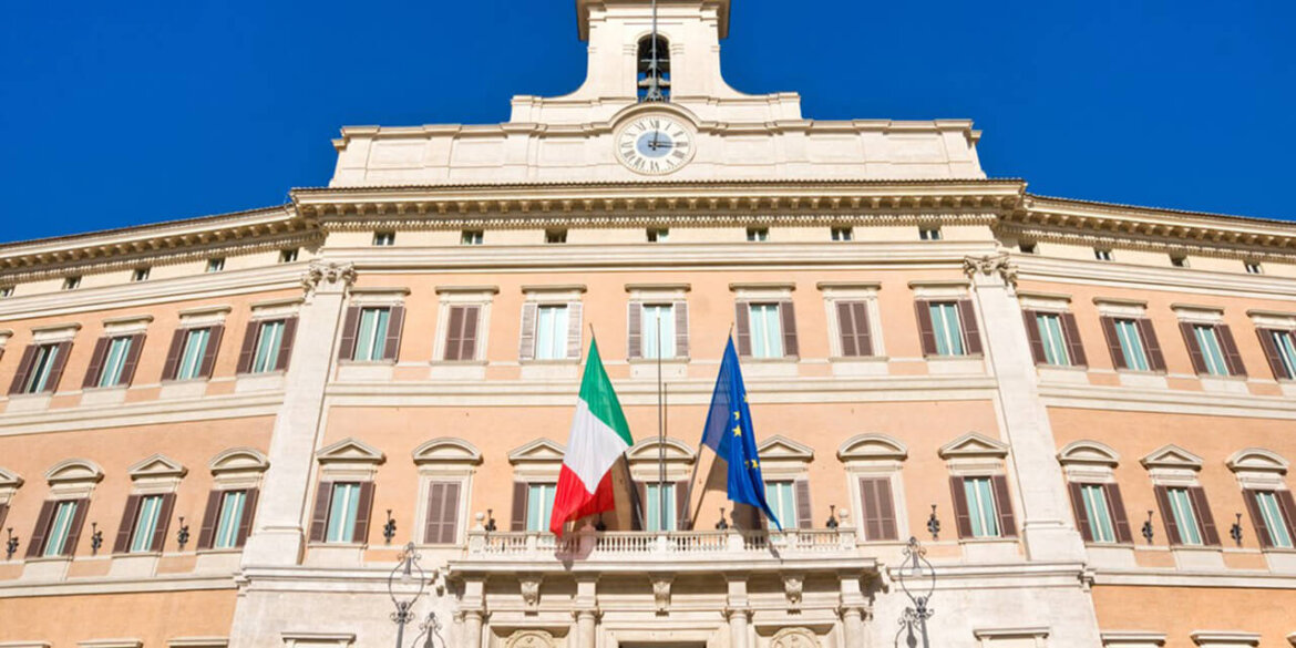 bandiera italia ed europa sul balcone