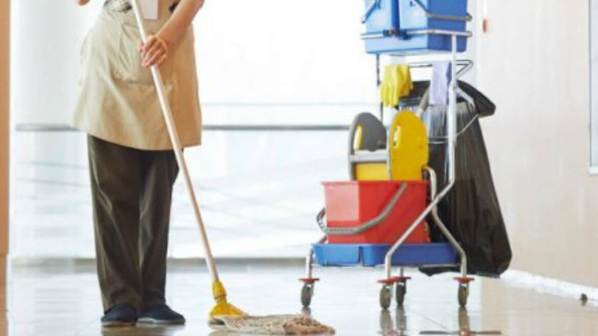 donna che pulisce pavimento
