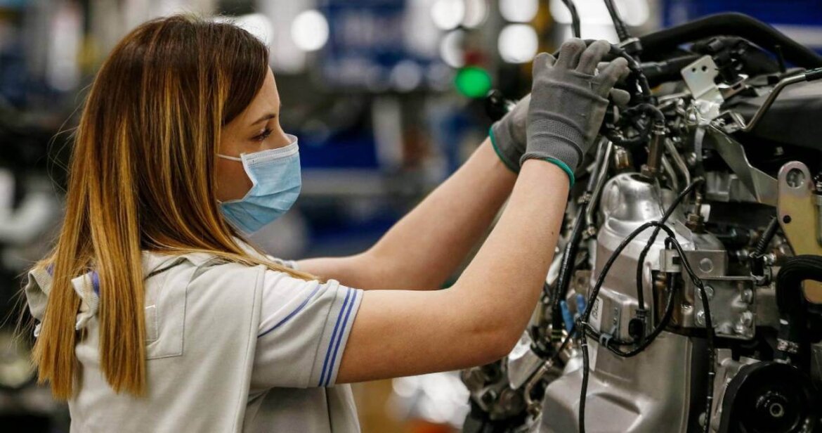 Operaia al lavoro in fabbrica in una foto