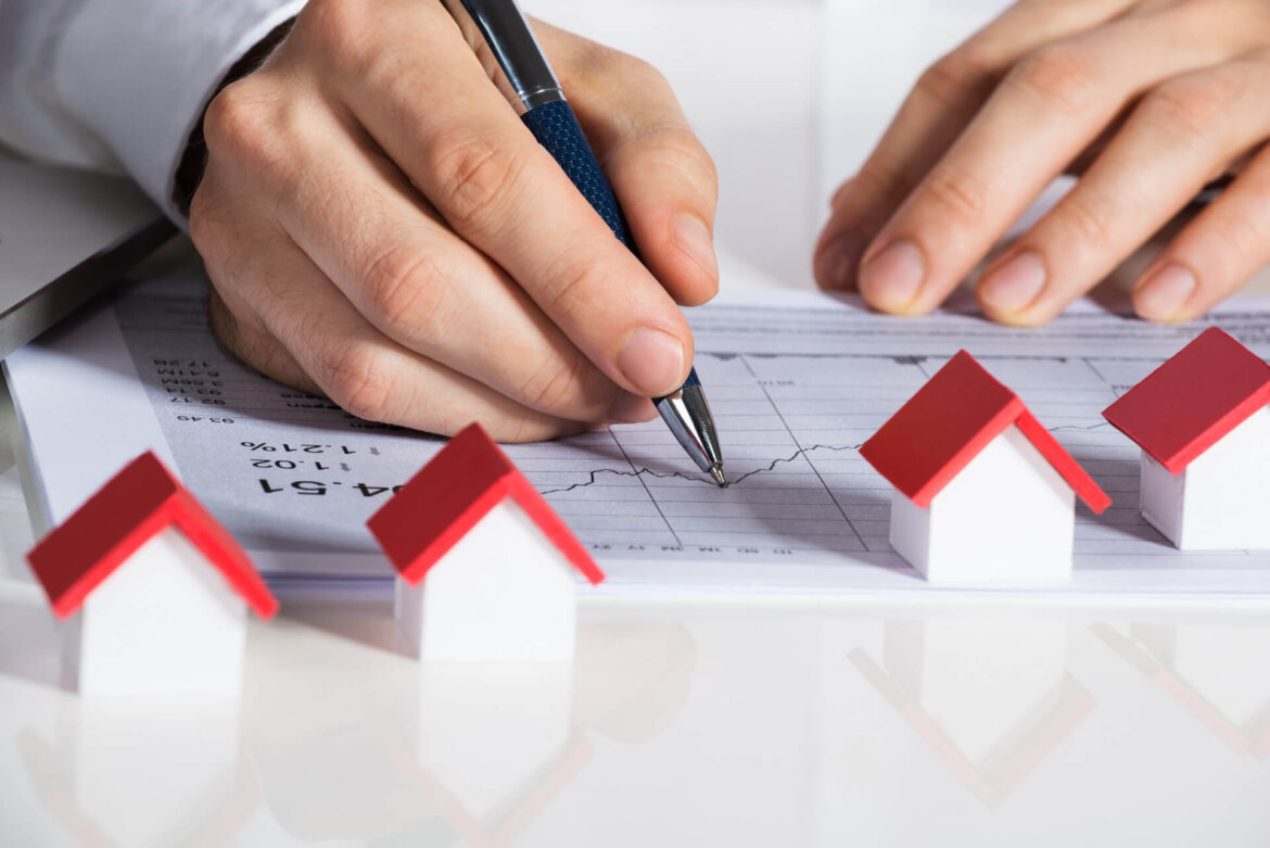 Ragazzo scrive appunti su un foglio