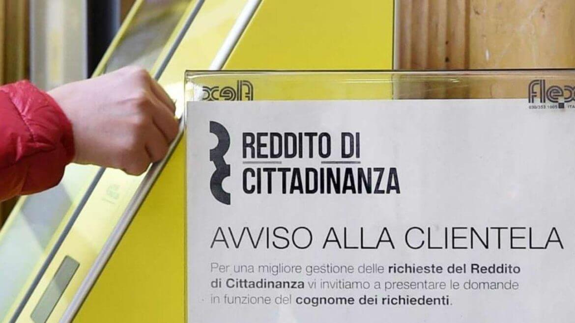 Cartello contentente informazioni su reddito di cittadinanza Persona allo sportello dell'ufficio postale e cartello su reddito di cittadinanza