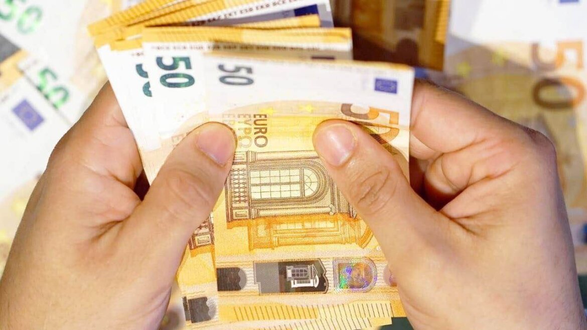 Persona che ha in mano soldi