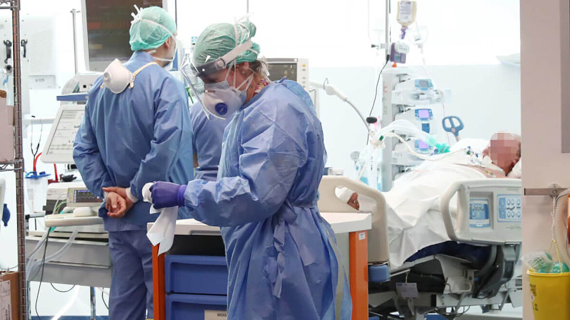 Medici in ospedale con dpi Medici con mascherine al lavoro in ospedale
