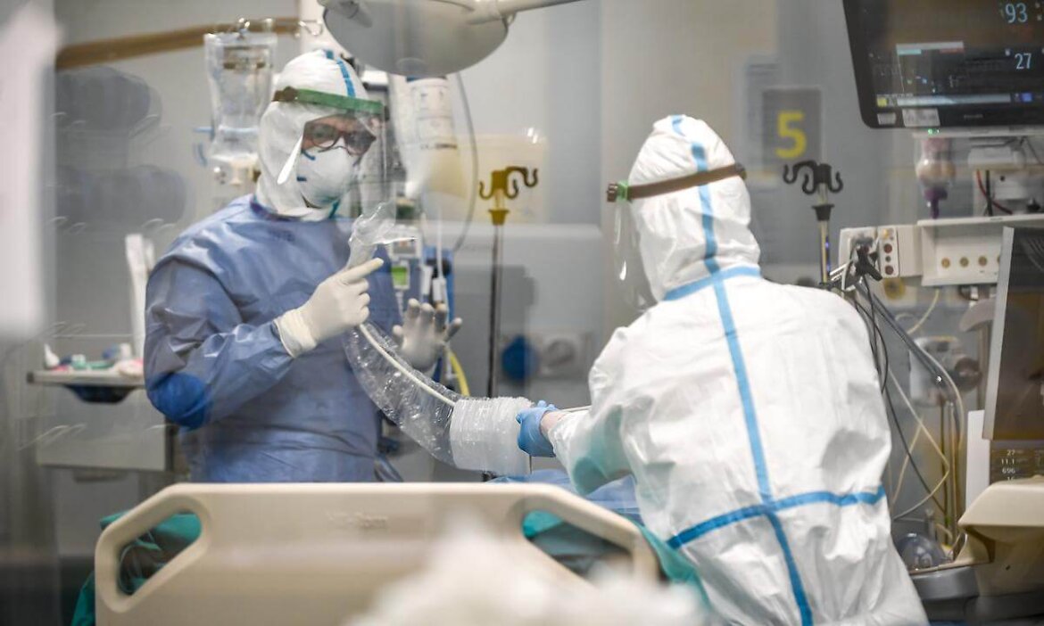 ricoveri Due medici con dpi mentre curano paziente in ospedale