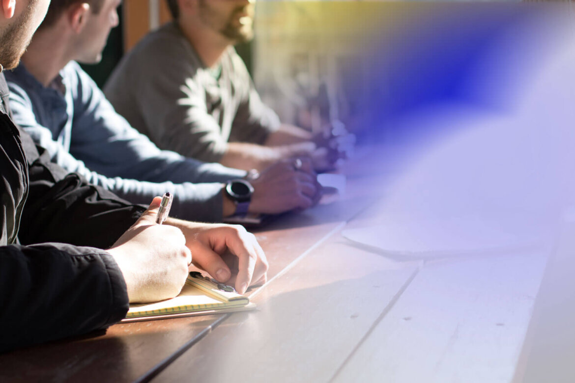 Persone riunite ad un tavolo aziendale