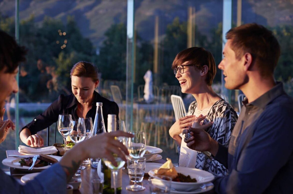Uomini e donne al ristorante
