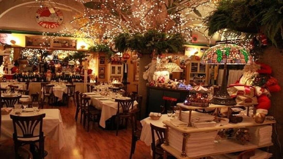 Ristorante addobbato di luci e decorazioni natalizie Ristorante vuoto in una foto