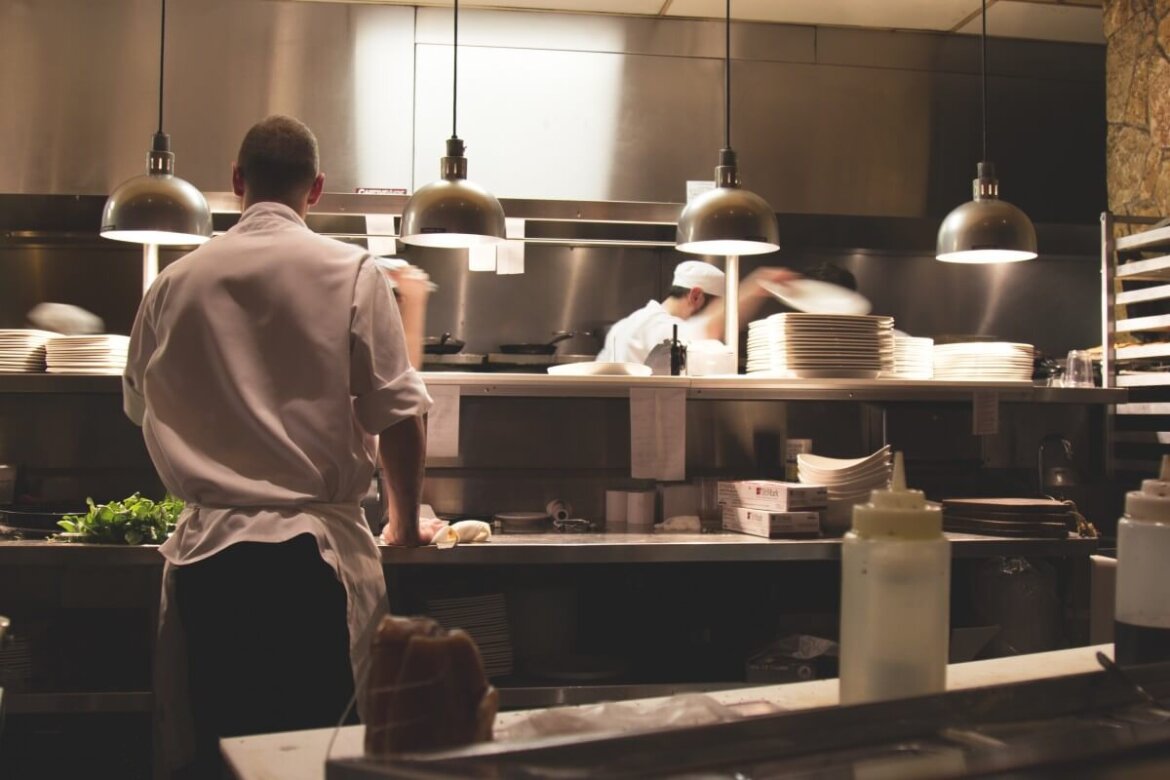 Cuoco al lavoro nel ristorante Cuoco mentre cucina nel ristorante