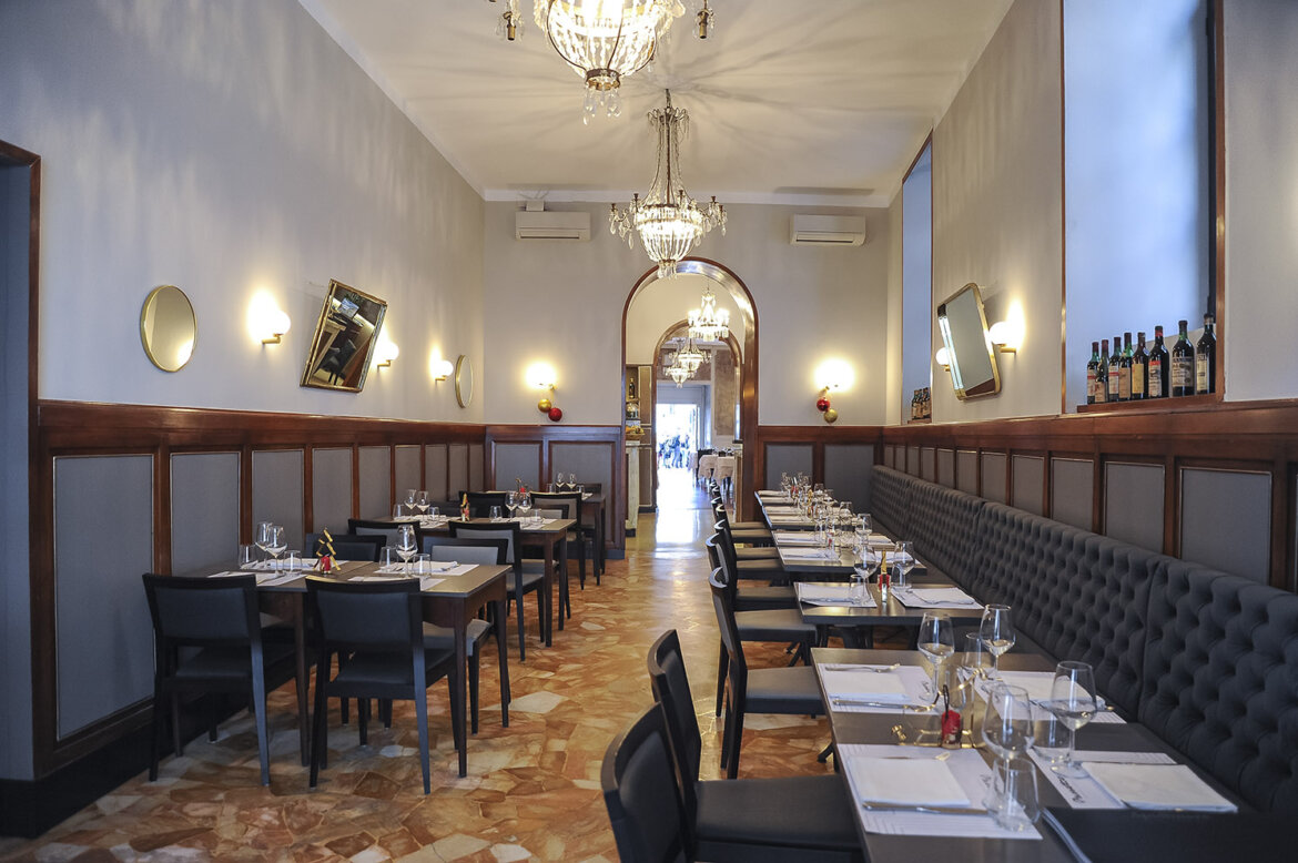 Tavole di un ristorante imbandite in una foto