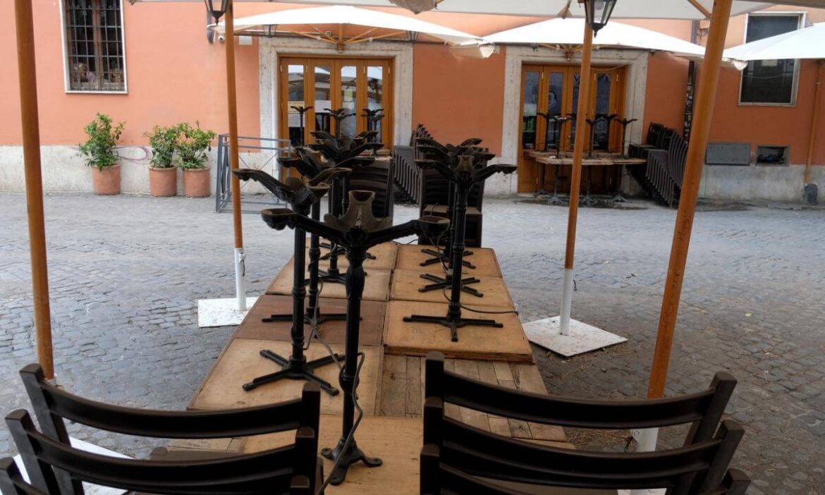 Sedie di un ristorante sui tavolini