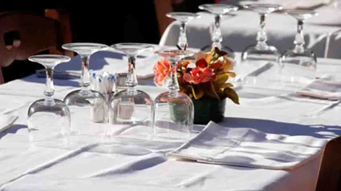 Tavola di un ristorante imbandita con fiori