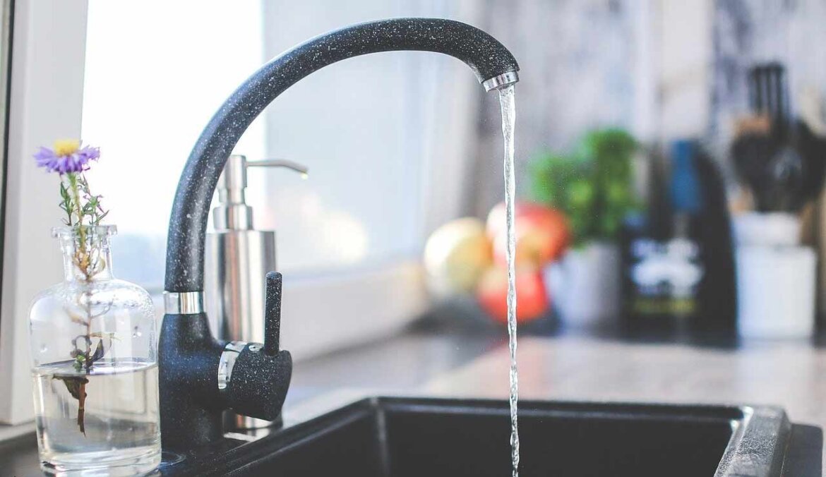 Acqua che fuoriesce da rubinetto