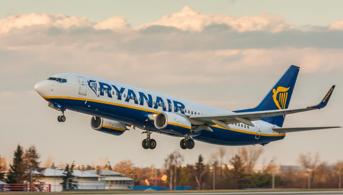 Dipendenti Ryanair in sciopero, i sindacati: “Un successo. Ora arriva l’acqua a bordo per il personale”
