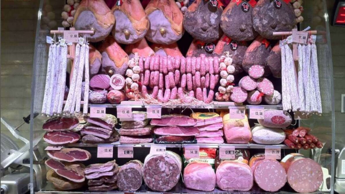 salumi Tanti tipi di salumi esposti in macelleria