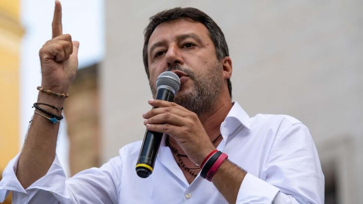 Il leader leghista Matteo Salvini al microfono Il leader leghista Matteo Salvini in un intervento pubblico