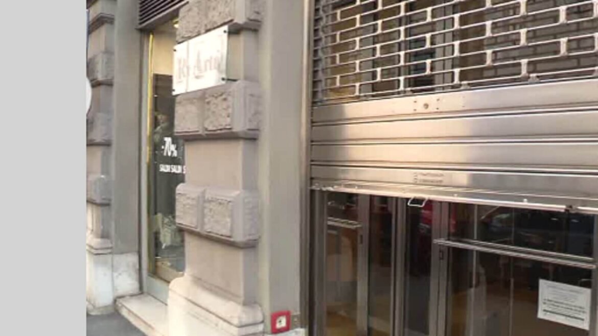 Saracinesca di un locale abbassata in una foto