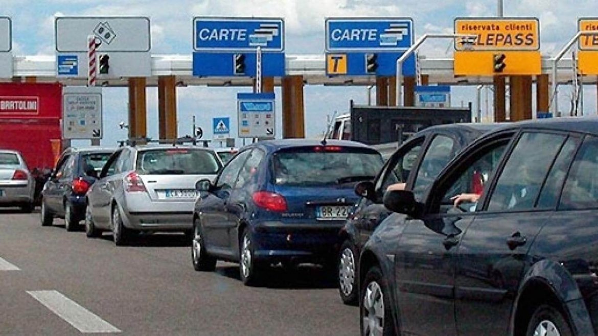 coda auto vicino a casello autostradale