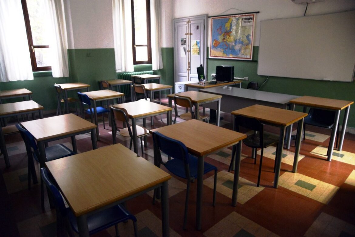 Banchi di scuola in aula in una foto Banchi di scuola in aula in una foto