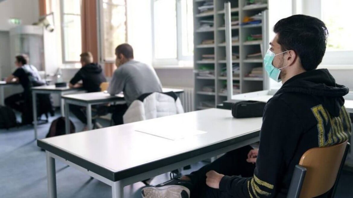 Studente con mascherina a scuola