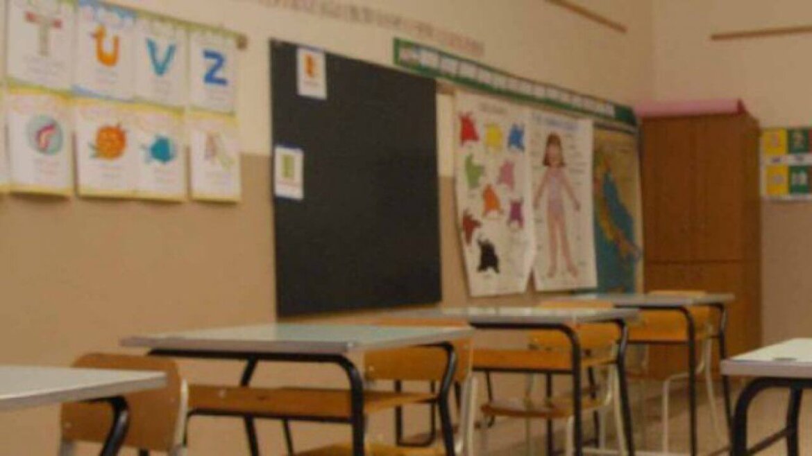 scuola foto banchi di scuola in fila