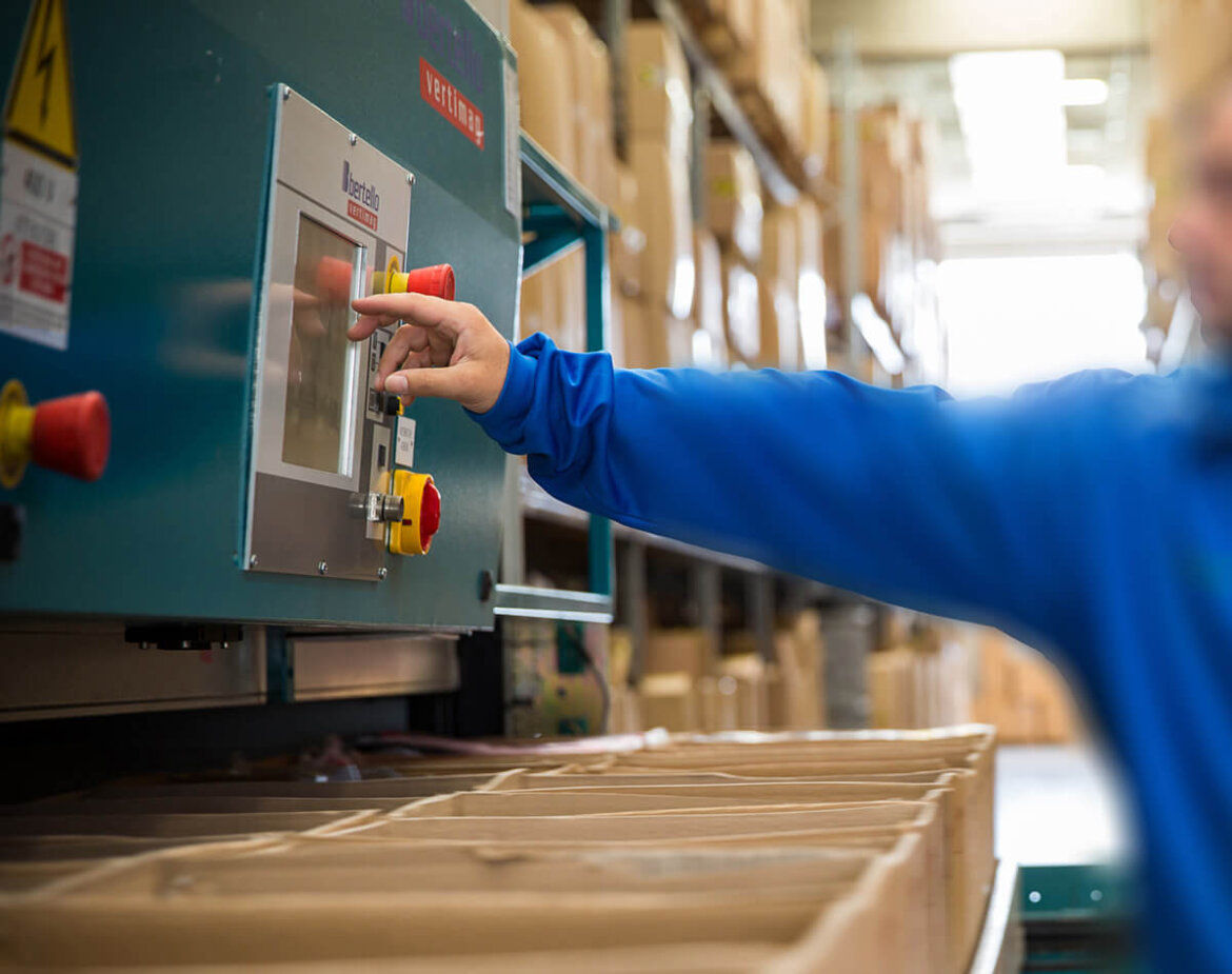 Uomo che lavora con un macchinario