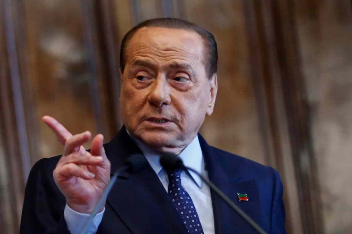 L’ex premier Silvio Berlusconi in un dibattito pubblico L'ex premier Silvio Berlusconi in conferenza stampa