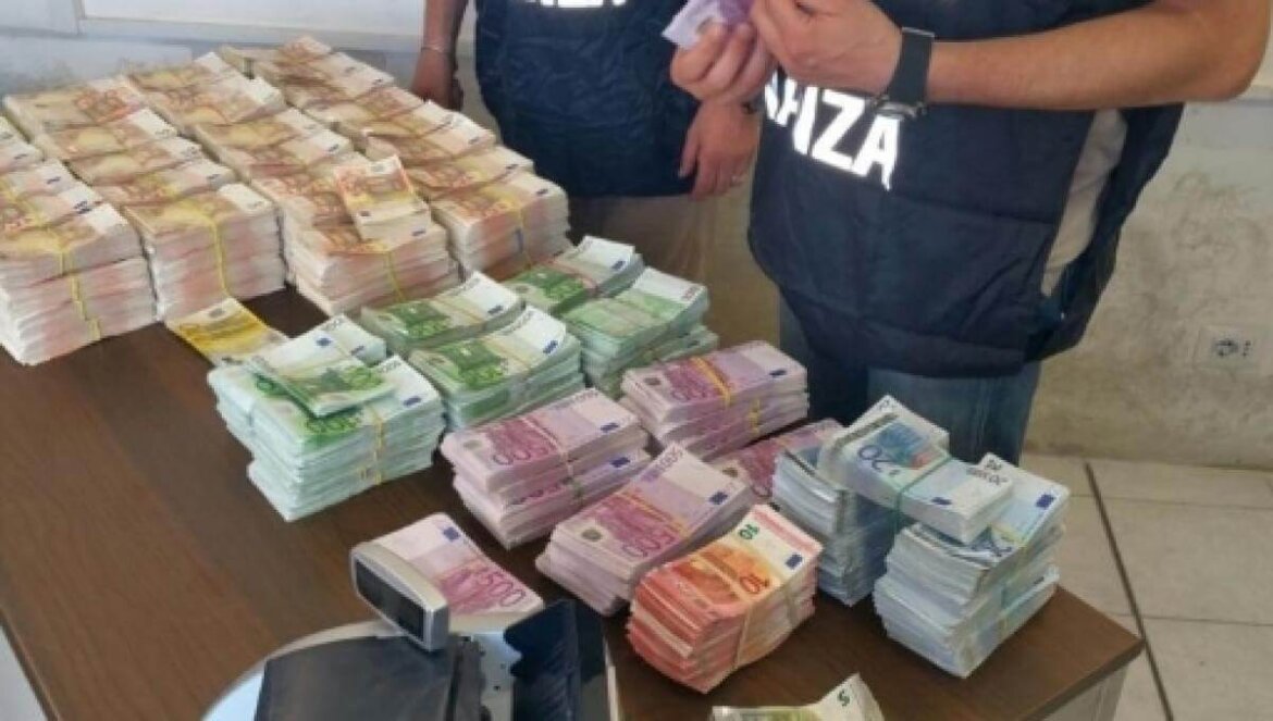 Soldi presenti su un tavolo e polizia