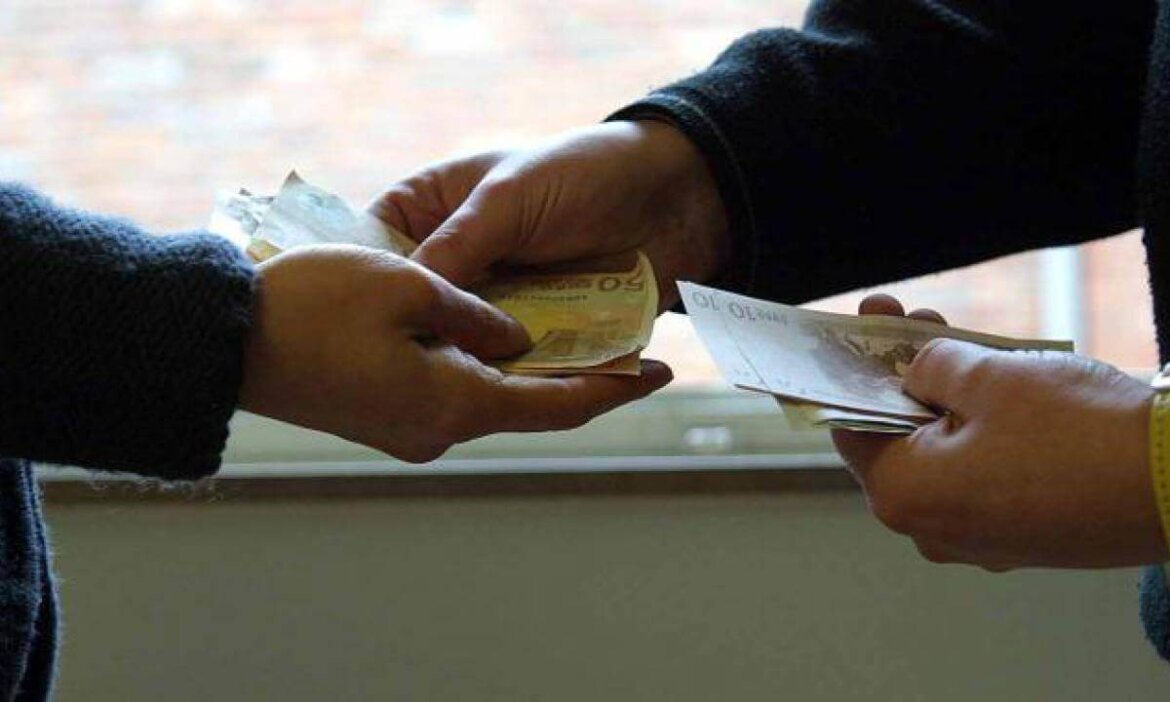 Due uomini si scambiano banconote