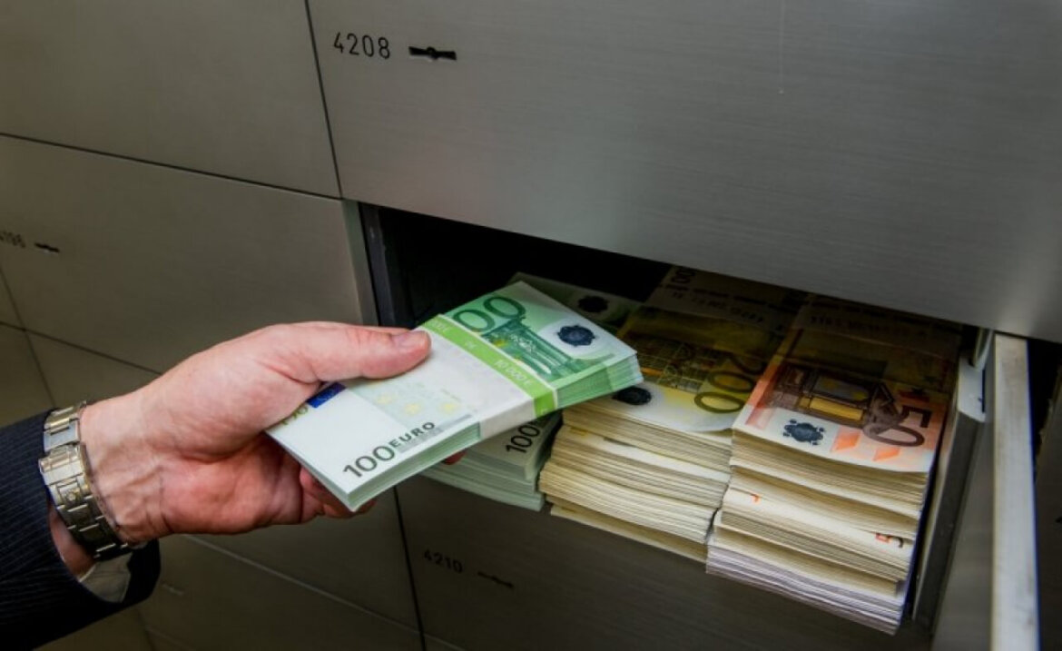 Banconote depositate in banca in una foto Soldi in contanti depositati in banca