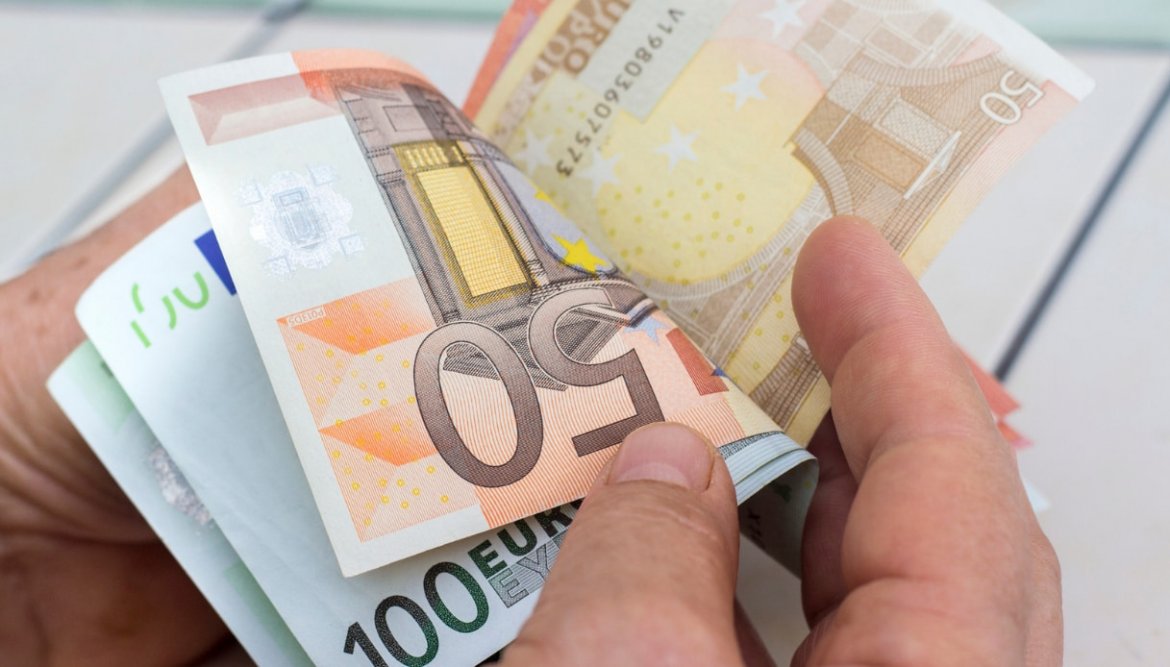 soldi-estero1 Nel Mezzogiorno spesa pubblica in calo, la Commissione Ue: rischio tagli ai fondi
