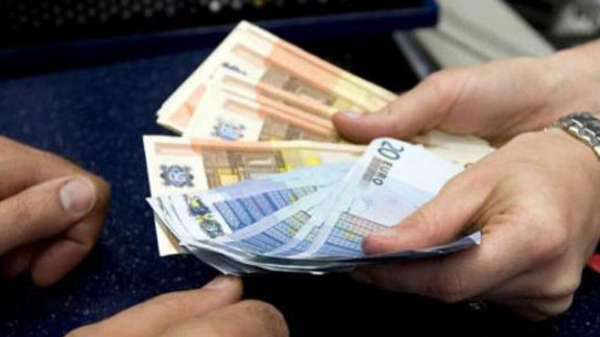 Persona con banconote in mano