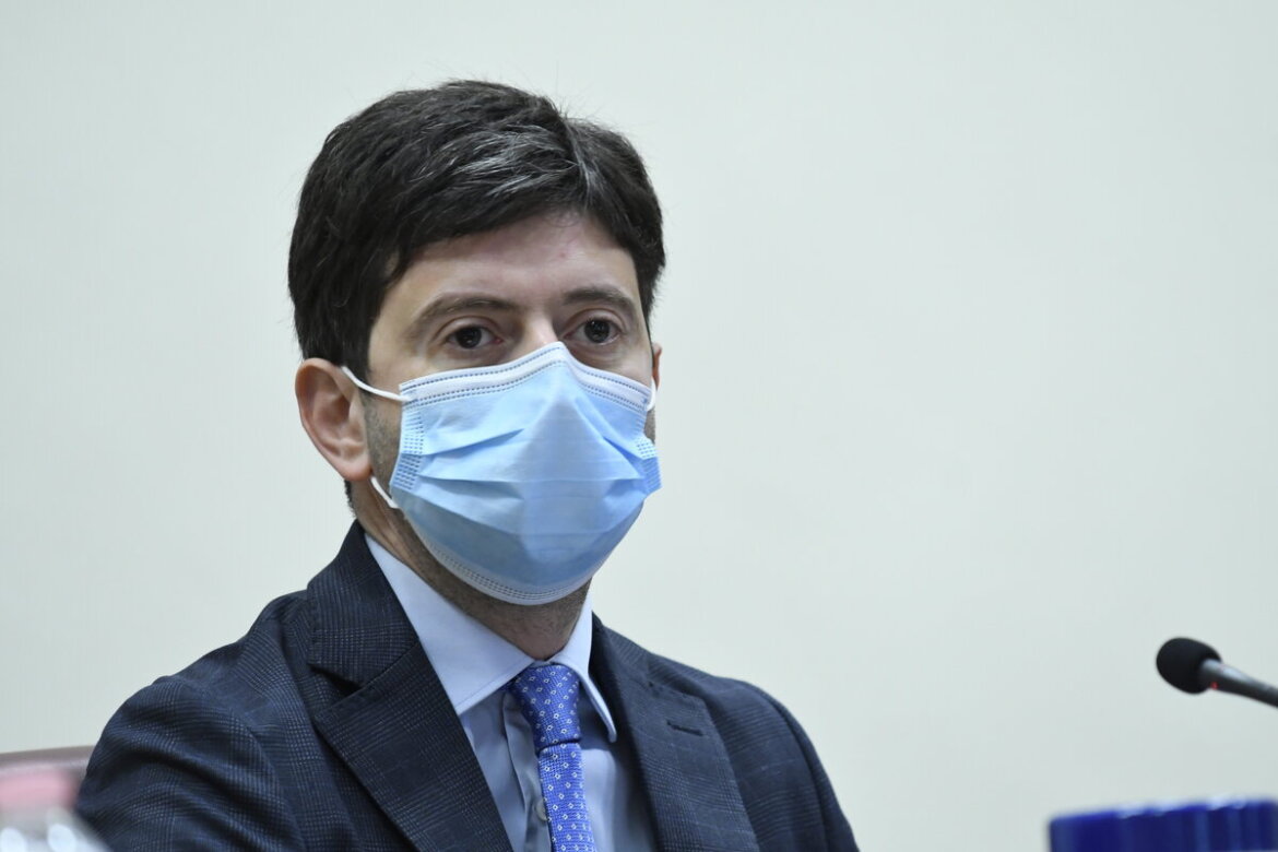 Il ministro della Salute Roberto Speranza con mascherina chirurgica Il ministro della Salute Roberto Speranza con mascherina chirurgica in una foto