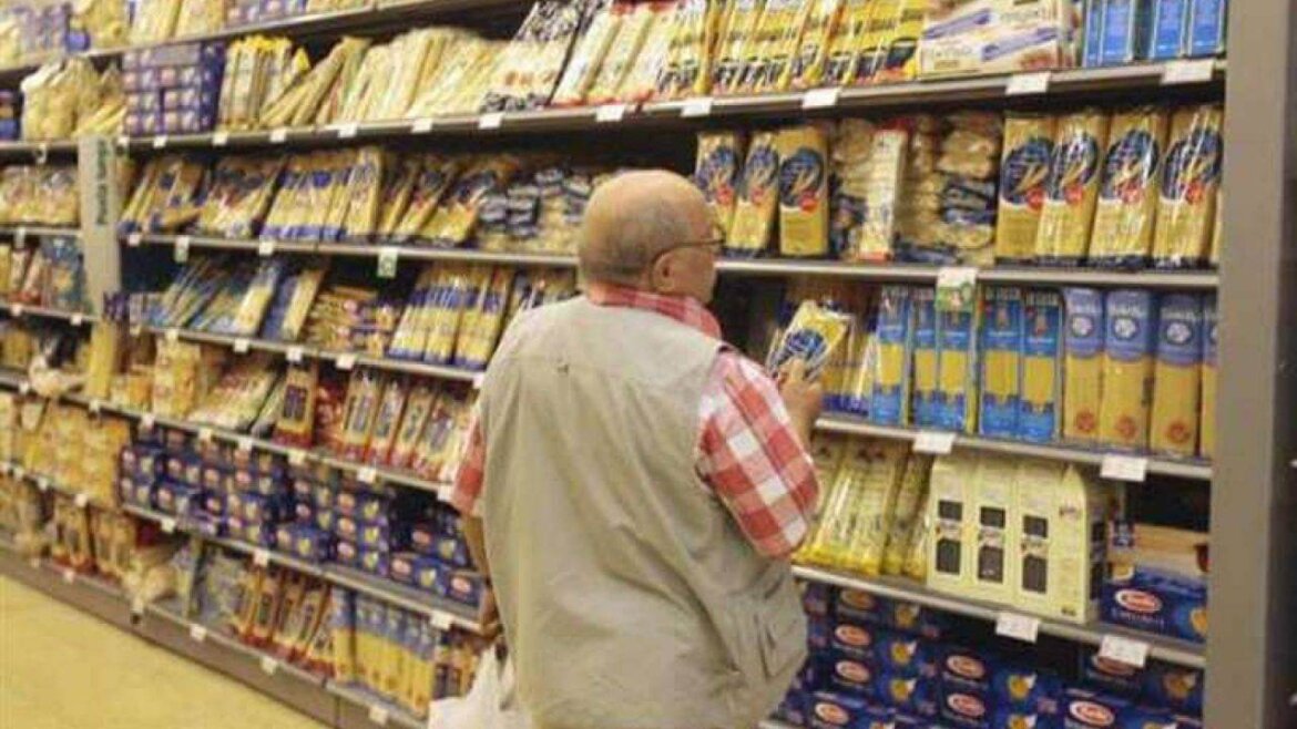 Anziano fa shopping in un negozio