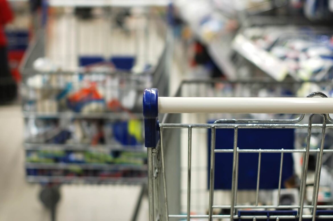 Carrello spesa dietro ad un altro carico di spesa