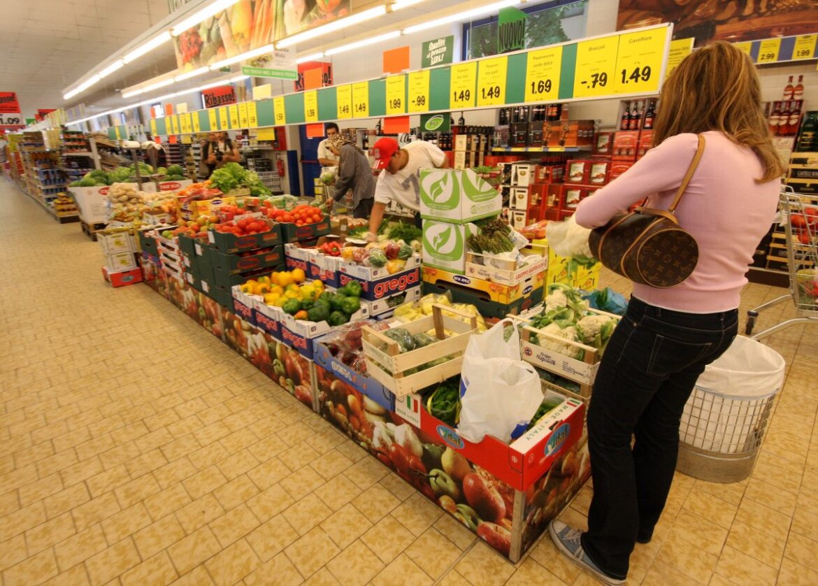 Donna fa acquisti in un supermercato