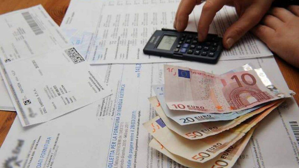 uomo che fa calcoli su un foglio