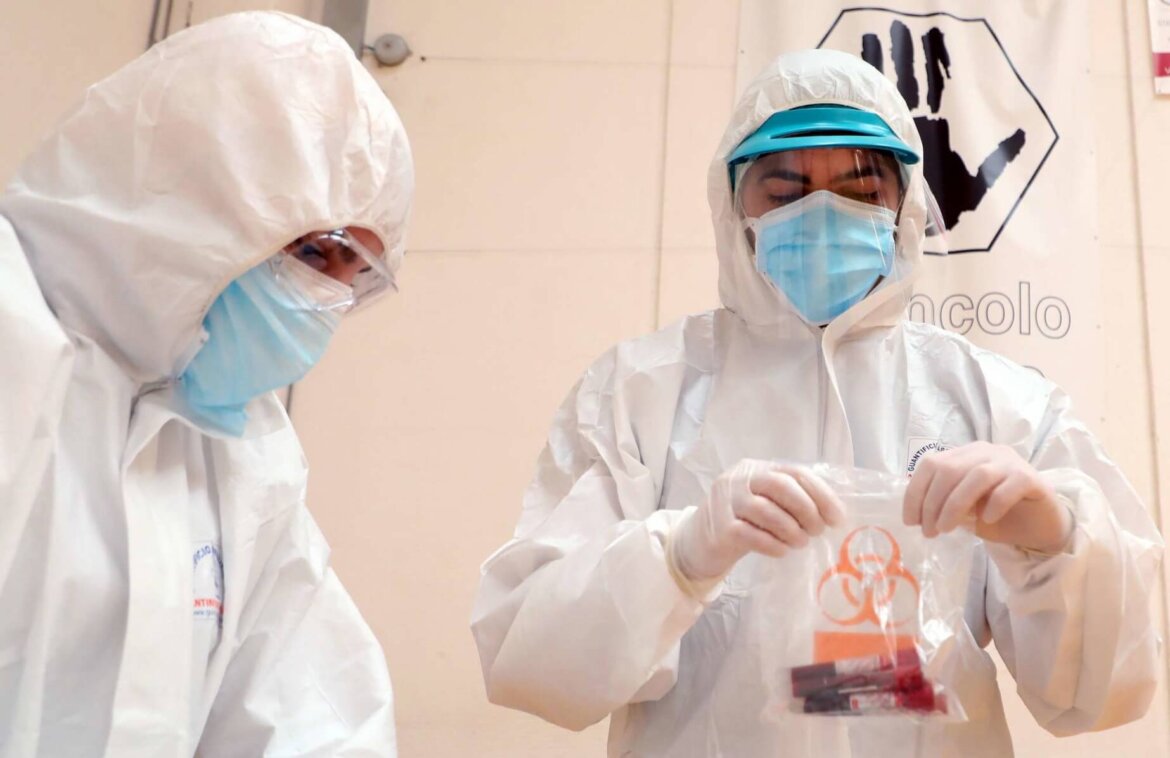 Ricercatori analizzano campione in laboratorio