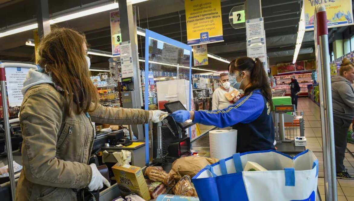 Donna paga la spesa in un supermercato