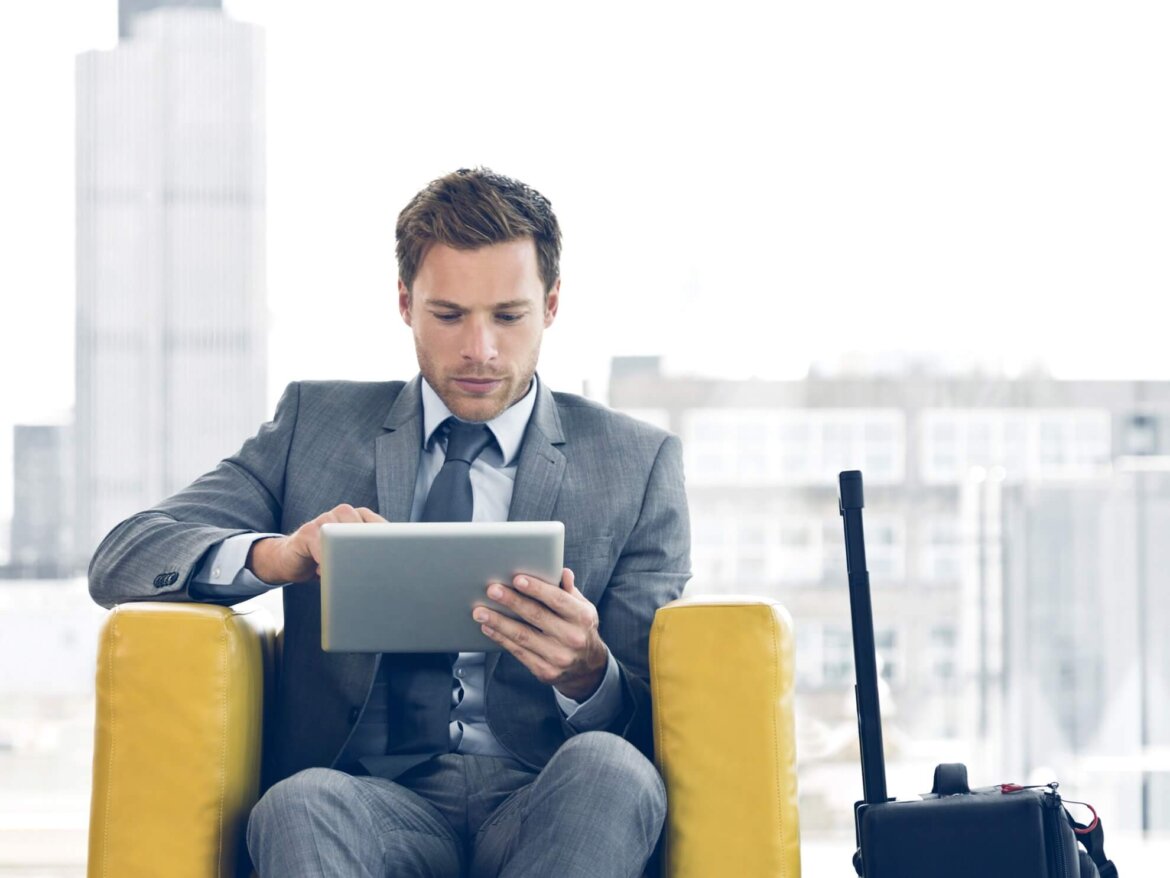 Uomo con tablet in mano in una foto