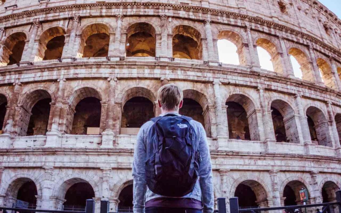 Persona davanti al colosseo