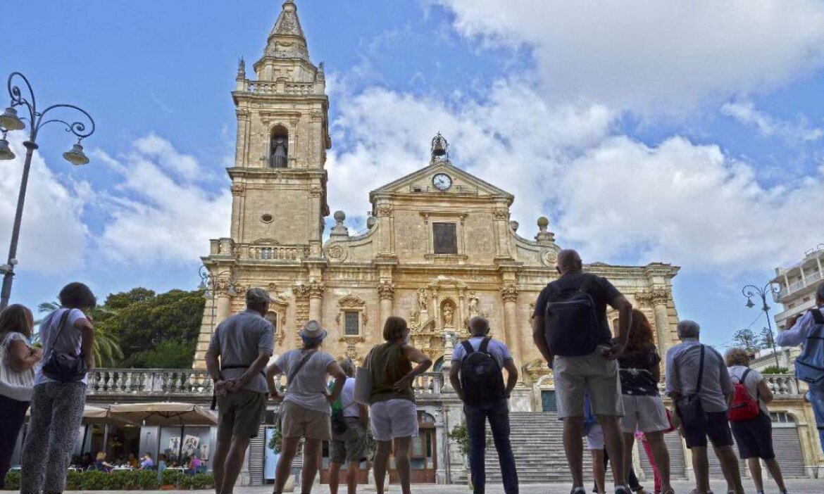 Turisti in visita in una basilica in una foto