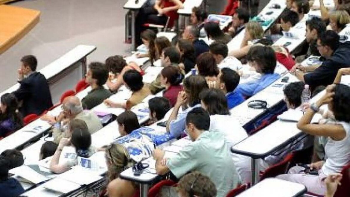 università foto Molti studenti sui banchi universitari