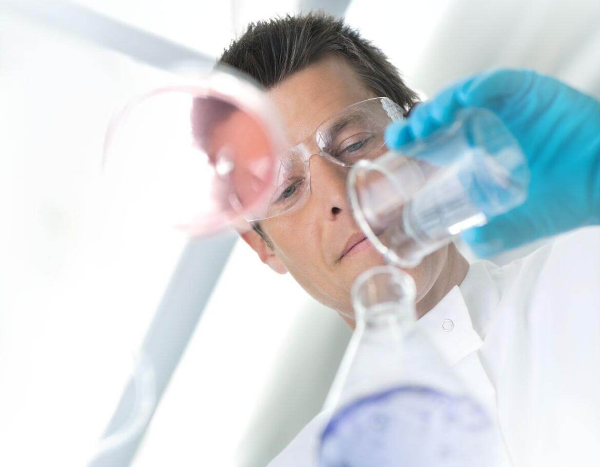 Ricercatore che effettua esperimenti in laboratorio