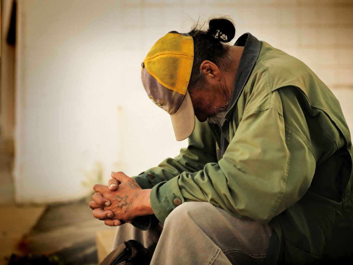 uomo triste mentre prega Uomo disperato prega