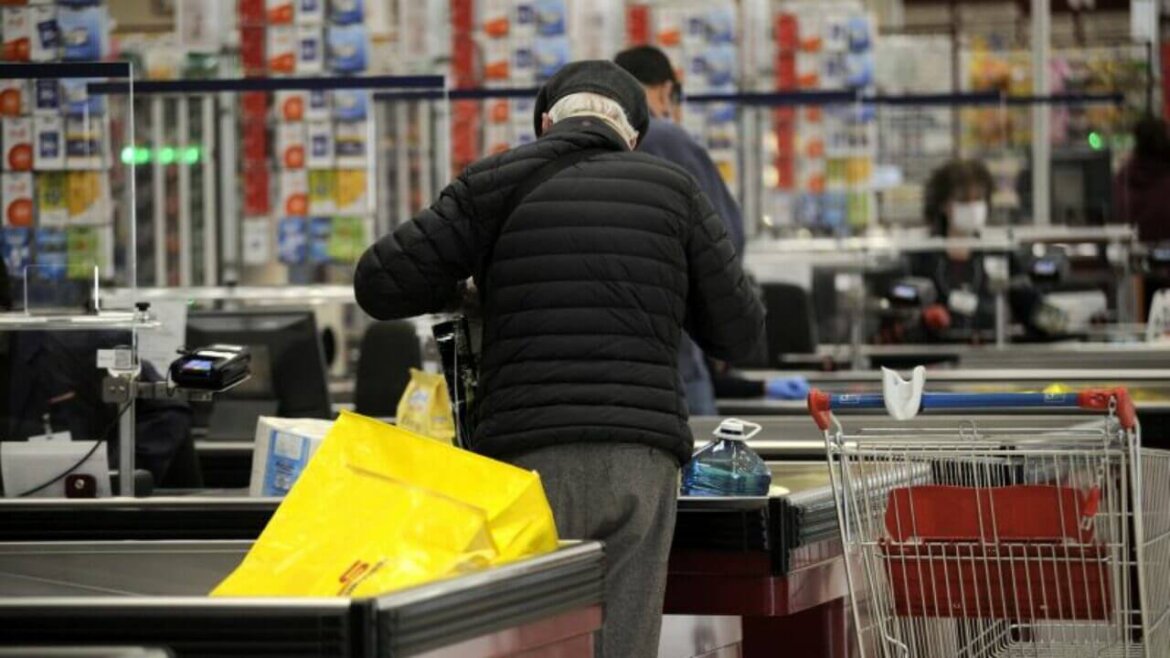 Anziano al supermercato fa la spesa Anziano al supermercato paga la spesa