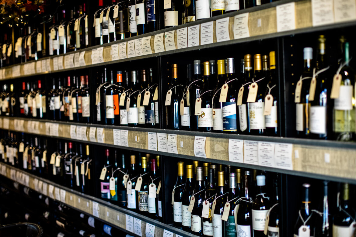 Serie di vini negli scaffali in una foto