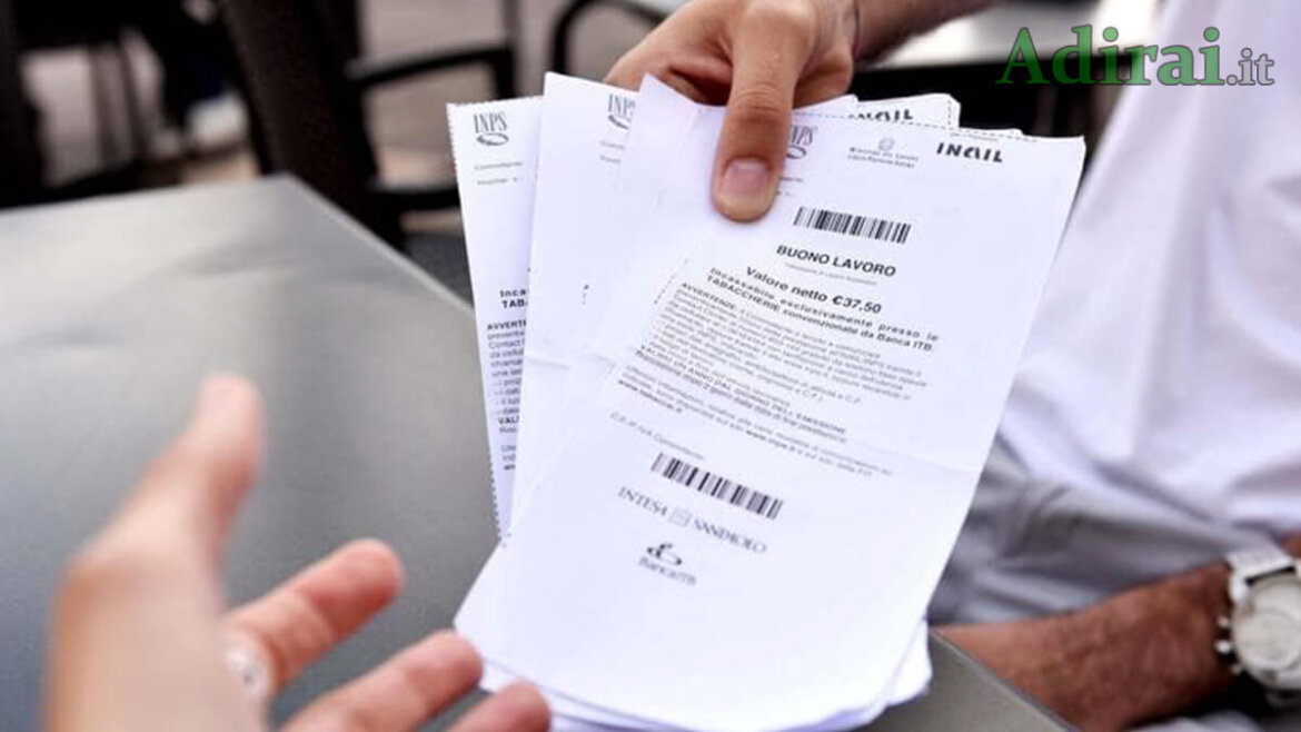 Voucher tenuto in mano