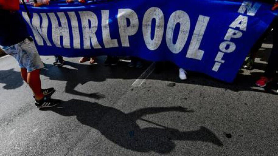 Striscione della Whirlpool preso dagli operai Striscione della Whirlpool preso dagli operai in una foto